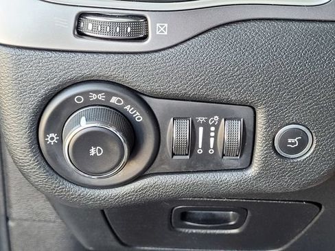 Used 2019 Jeep Cherokee Limited FWD image 13