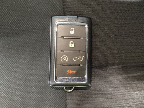 Used 2022 Jeep Grand Cherokee Laredo w/ Luxury Tech Group I AWD/4WD image 32