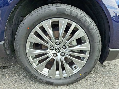 Used 2022 Toyota Venza XLE AWD/4WD image 8
