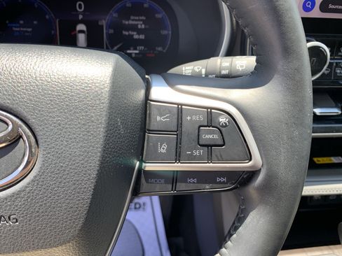 Used 2023 Toyota Highlander Limited FWD image 16