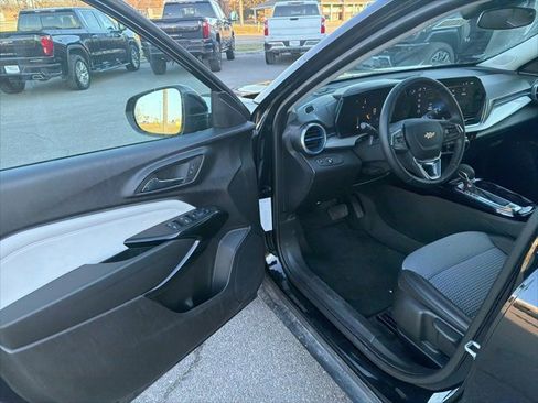 Used 2025 Chevrolet Trax LT w/ LT Convenience Package image 28