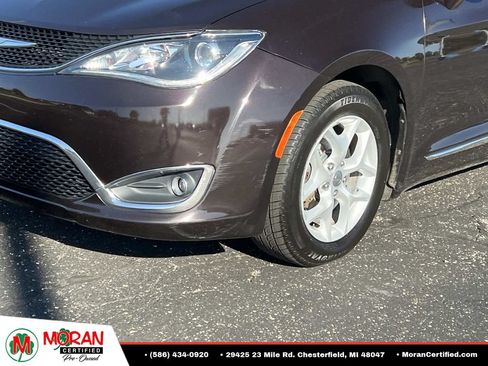 Used 2018 Chrysler Pacifica Touring-L Plus w/ Tire & Wheel Group FWD image 8