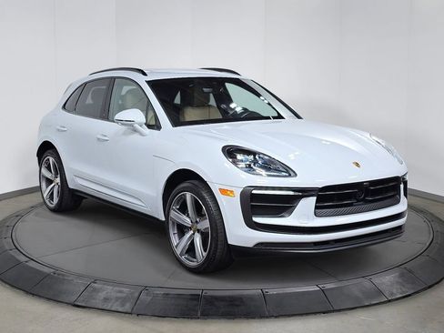 Certified 2025 Porsche Macan AWD/4WD image 9
