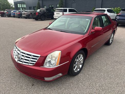 Used 2009 Cadillac DTS w/ Sun And Navigation Package FWD image 2