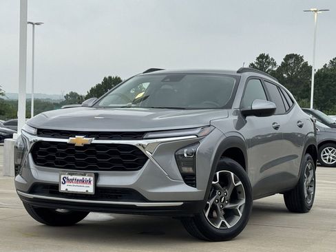 Used 2025 Chevrolet Trax LT w/ Driver Confidence Package FWD image 2