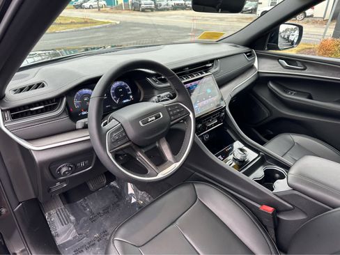 Used 2025 Jeep Grand Cherokee Limited image 12