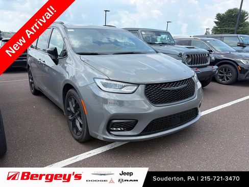 Used 2025 Chrysler Pacifica Limited FWD image 1