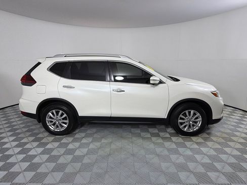 Used 2018 Nissan Rogue SV w/ Premium Package FWD image 4