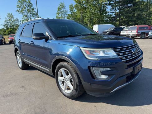 Used 2017 Ford Explorer XLT w/ Equipment Group 202A AWD/4WD image 7