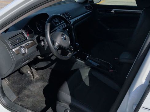 Used 2018 Volkswagen Passat 2.0T SE image 2