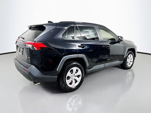 Used 2021 Toyota RAV4 LE FWD image 4