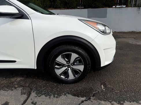 Used 2017 Kia Niro LX FWD image 12