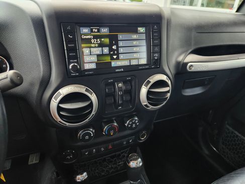 Used 2016 Jeep Wrangler Unlimited Sahara w/ Dual Top Group AWD/4WD image 30