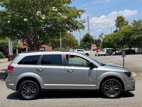Used 2018 Dodge Journey SE w/ Blacktop Package FWD image 6
