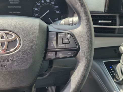 Used 2025 Toyota Sienna LE FWD image 21