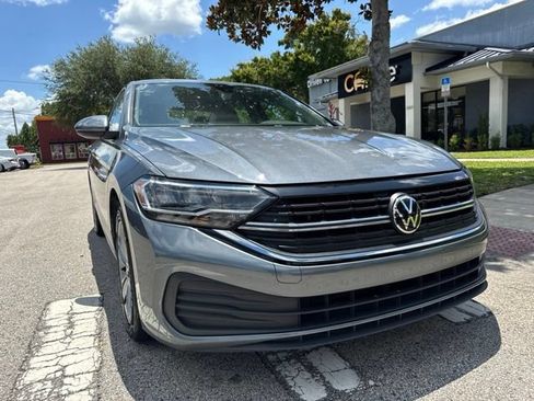 Used 2024 Volkswagen Jetta SE FWD image 2