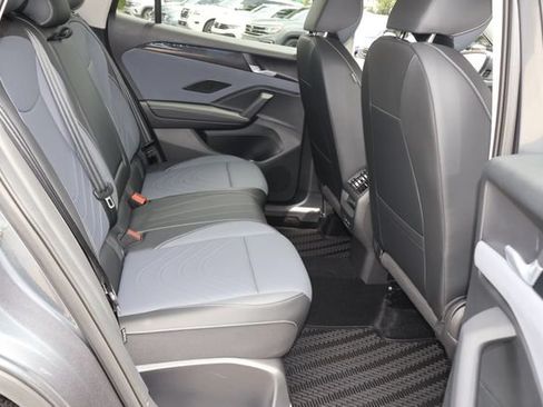 Certified 2025 Volkswagen Tiguan SE FWD image 19