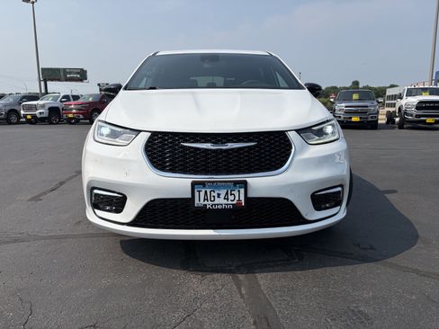 Used 2025 Chrysler Pacifica Select FWD image 2