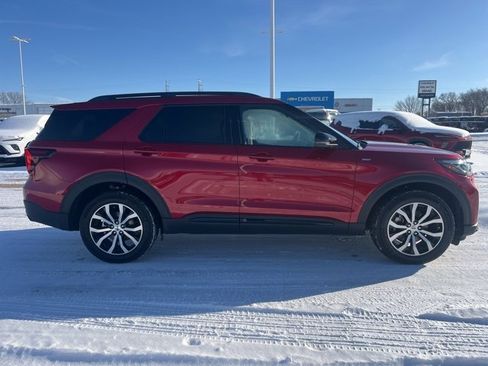 Used 2025 Ford Explorer ST-Line image 2