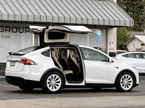 Used 2016 Tesla Model X 90D image 8