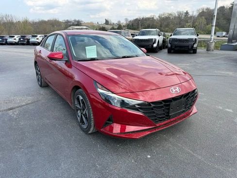 Used 2023 Hyundai Elantra SEL w/ Convenience Package image 3