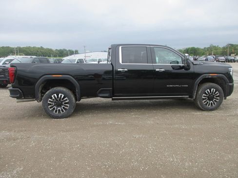 New 2026 GMC Sierra 3500 Denali Ultimate AWD/4WD image 3