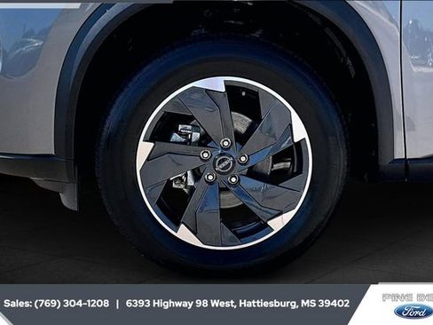 Used 2024 Nissan Rogue SV image 7