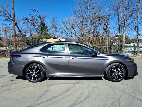 Used 2023 Toyota Camry SE image 2