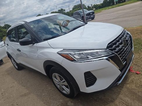 Used 2021 Nissan Kicks S FWD image 3