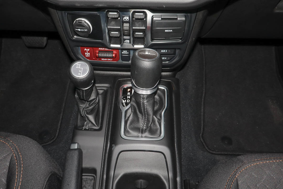 Used 2025 Jeep Gladiator Mojave w/ Convenience Group AWD/4WD image 22