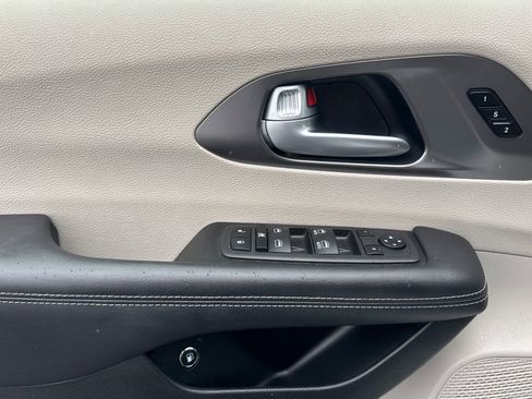 Used 2024 Chrysler Pacifica Select image 15