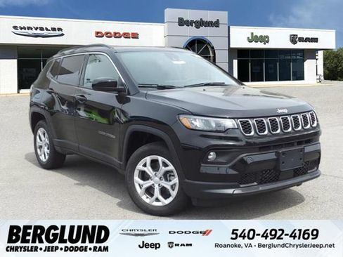 Used 2024 Jeep Compass Latitude AWD/4WD image 1