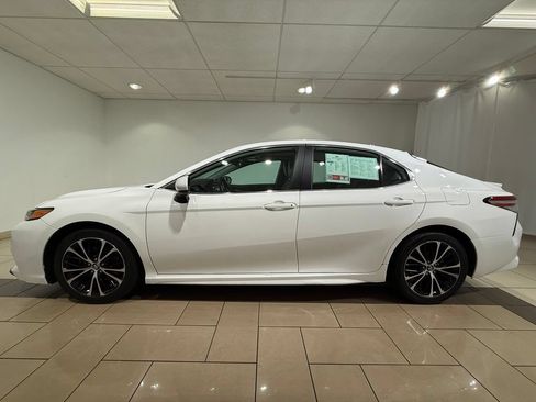 Used 2020 Toyota Camry SE FWD image 2