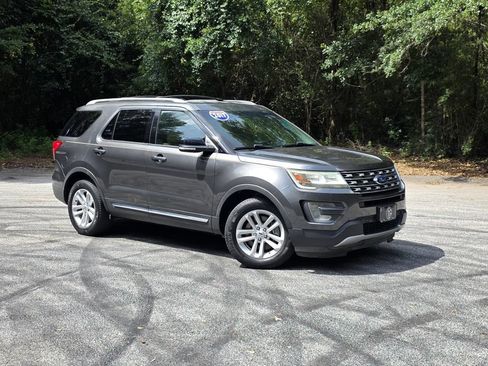 Used 2017 Ford Explorer XLT w/ Equipment Group 202A FWD image 1