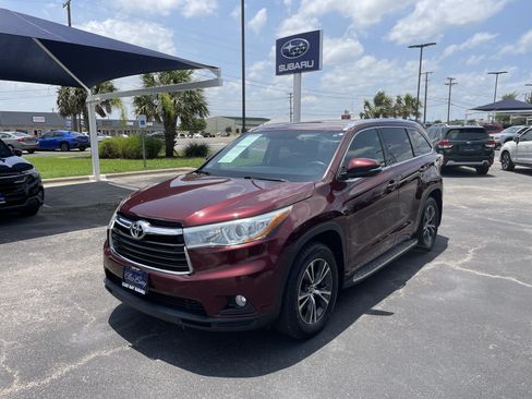 Used 2016 Toyota Highlander XLE FWD image 3