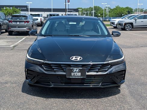 Used 2025 Hyundai Elantra Limited w/ Cargo Package FWD image 8
