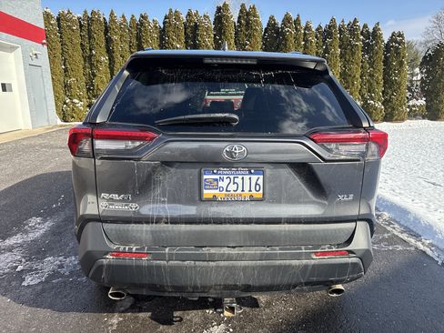 Used 2019 Toyota RAV4 XLE Premium image 4