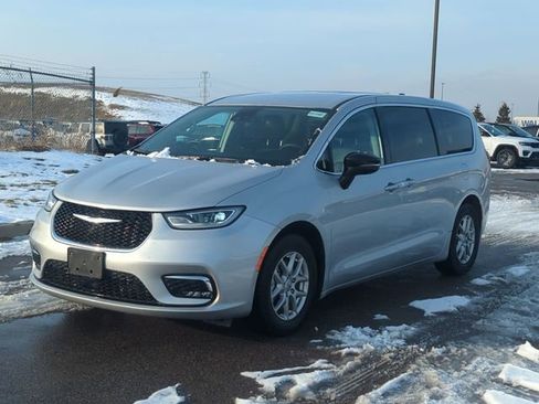 Used 2024 Chrysler Pacifica Touring-L FWD image 7