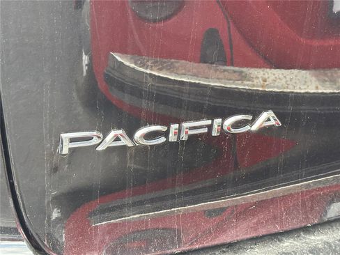 Used 2023 Chrysler Pacifica Touring-L FWD image 13