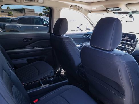 Used 2025 Nissan Pathfinder SV w/ SV Premium Package FWD image 17