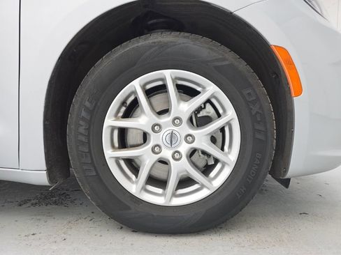 Used 2024 Chrysler Pacifica Touring-L image 13