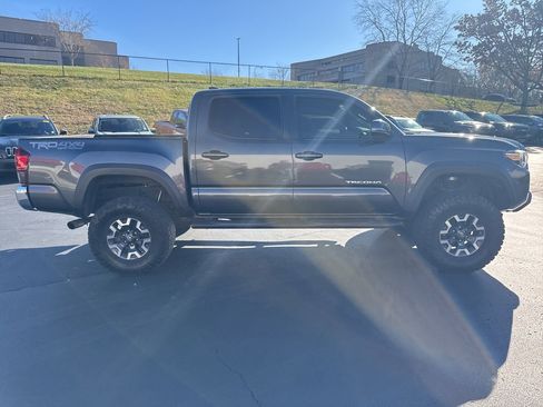 Used 2018 Toyota Tacoma TRD Off-Road image 3