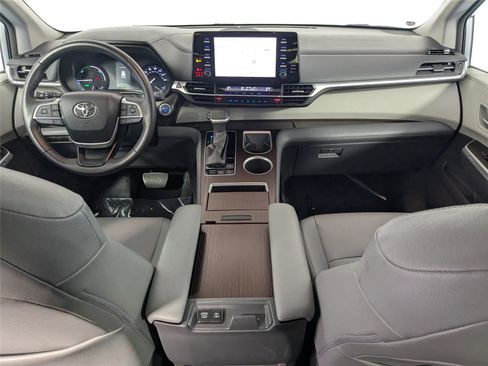 Certified 2023 Toyota Sienna XLE image 33