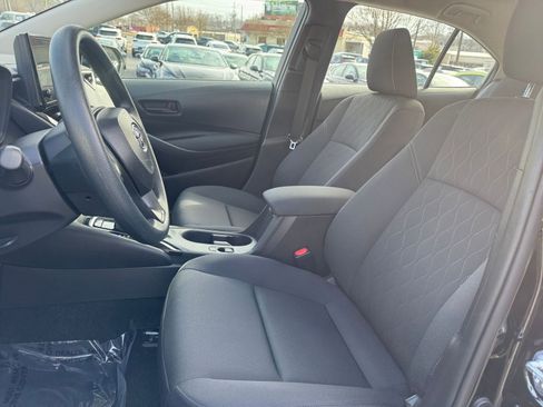Used 2025 Toyota Corolla LE image 30