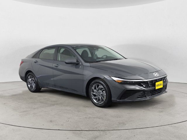 Used 2024 Hyundai Elantra SEL FWD image 7