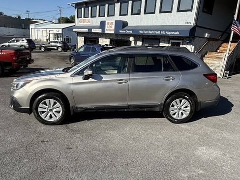 Used 2018 Subaru Outback 2.5i Premium AWD/4WD image 2