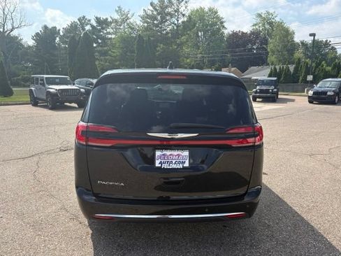 Used 2024 Chrysler Pacifica Touring-L FWD image 4