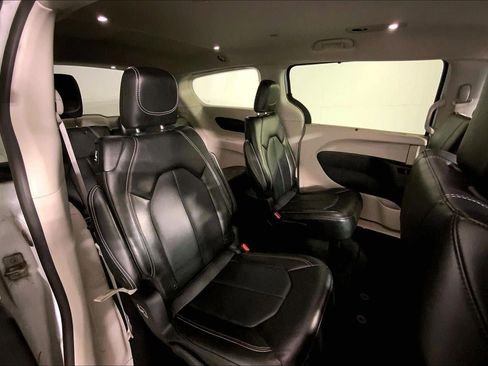 Used 2024 Chrysler Pacifica Touring-L FWD image 23