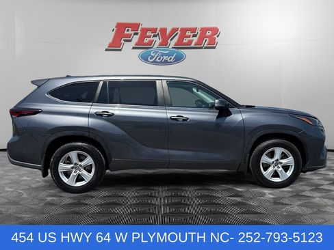 Used 2024 Toyota Highlander LE AWD/4WD image 6