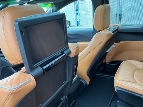 Used 2023 Chrysler Pacifica Pinnacle FWD image 31